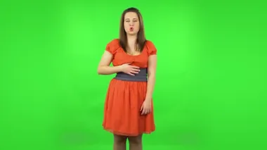 Stres yapmayı reddeden ve durumu kabullenen tatlı bir kız. Sakinleşen, derin nefes alan, rahatlatan, meditasyon yapan. Yeşil Ekran