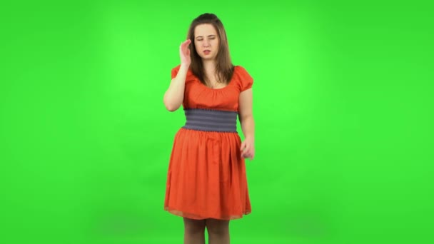 Schattig meisje met hoofdpijn door vermoeidheid. Groen scherm — Stockvideo