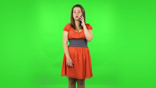Söt tjej som pratar för mobilen. Grön skärm — Stockvideo