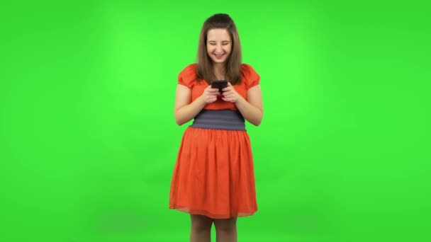 Linda chica de mensajes de texto en su teléfono. Pantalla verde — Vídeos de Stock