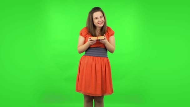 Cute girl is opening the gift, very surprised and rejoicing. Green screen — Stock Video