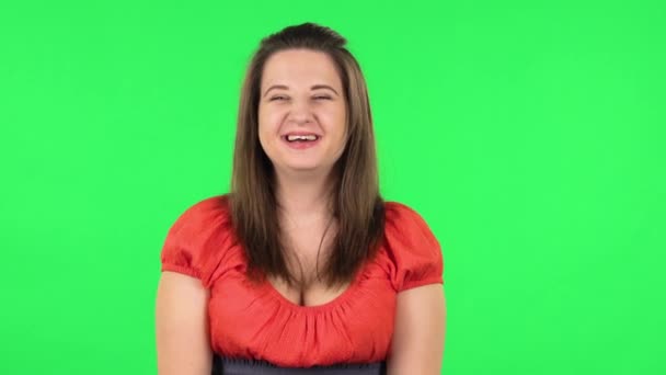 Portret słodkiej dziewczyny pęka ze śmiechu będąc pozytywnym. Zielony ekran — Wideo stockowe