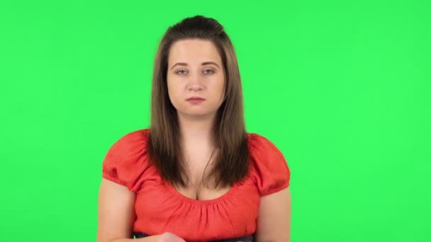 Porträtt av en flicka som pratar om något som sedan gör en tyst gest, hemlig. Grön skärm — Stockvideo