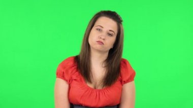 Güzel bir kızın portresi bekliyor ve sıkıntıdan esniyor. Yeşil Ekran