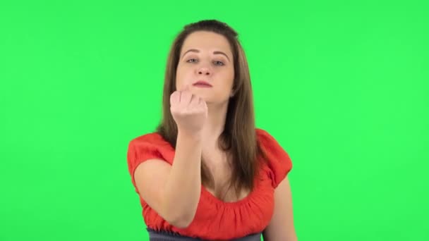 Portrait of angry girl is scolding, shaking her index finger and threatening with a fist. Green screen — Stock Video