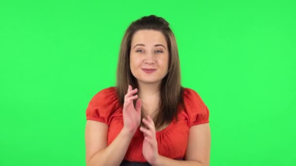 Портрет запутавшейся девушки, говорящей упс и пожимающей плечами. Зеленый экран — стоковое видео