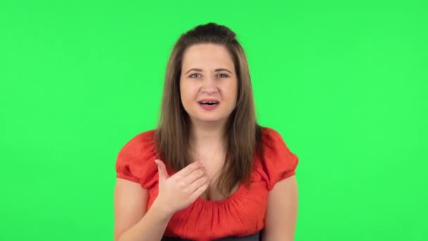 Porträt einer empörten Frau, die sich unschuldig zeigt und sagt, wer ich bin, indem sie mit dem Finger auf ihre Schläfe zeigt. Grüner Bildschirm — Stockvideo