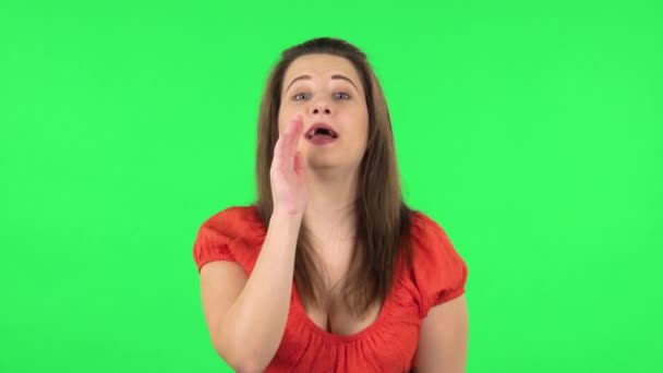 Portret słodkiej dziewczyny krzyczy do kogoś. Zielony ekran — Wideo stockowe