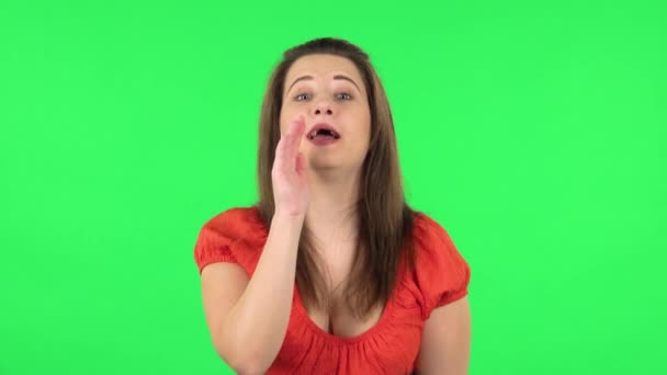 Portrait of cute girl is screaming calling someone. Green screen — Stock Video