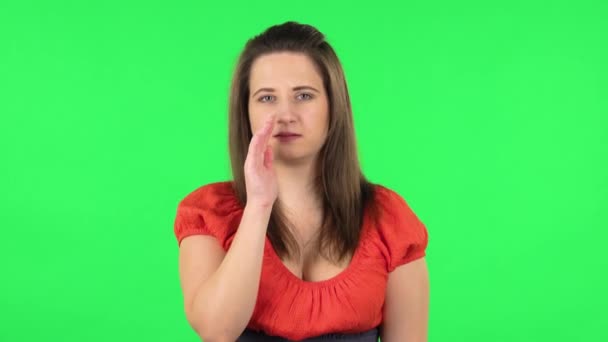 Portrait of cute girl is screaming calling someone. Green screen — Stock Video