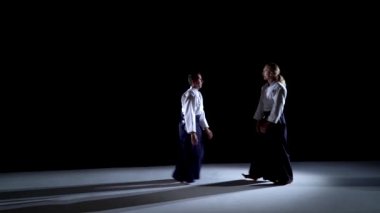 Aikido Ustaları 'ndan iki kişi aikido hakama' nın özel kıyafetleri içinde eğitimine katılıyor..