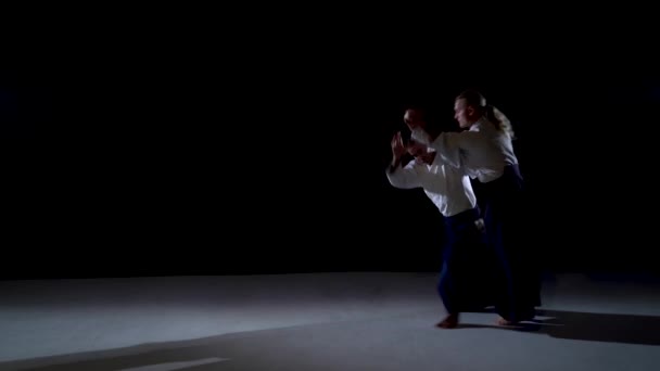 Dnipro, Ucrânia - 05 28 2019 EDITORIAL: Mestre Aikido Makoto Ito participantes do treinamento em roupas especiais de aikido hakama trabalhar os métodos de combate único . — Vídeo de Stock