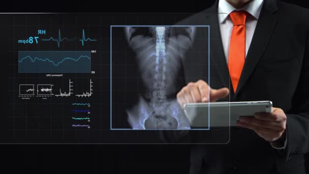 Hombre trabajando en el monitor holográfico digital médico tecnológico, un holograma humano. Médico Examine Mri — Vídeo de stock