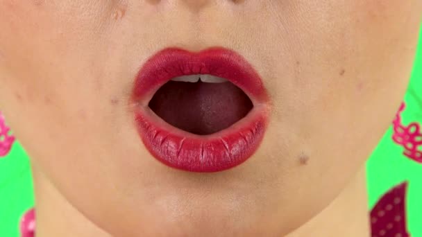 Girl makes a kiss with her lips. Close up — 图库视频影像