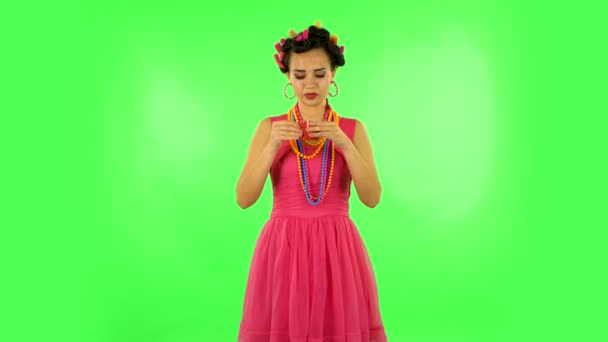 Flicka dricker obehagligt kaffe och äcklas på grön skärm — Stockvideo