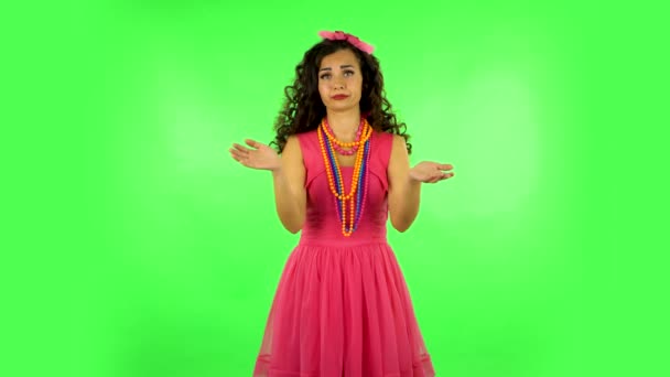 Woman claps his hands with dissatisfaction. Green screen — ストック動画