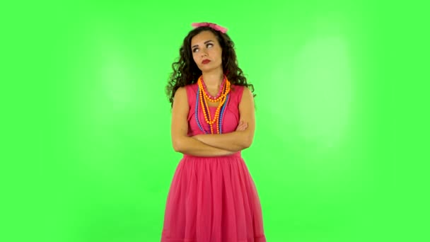 Νεαρή γυναίκα στέκεται περιμένει με πλήξη στην πράσινη οθόνη — Αρχείο Βίντεο