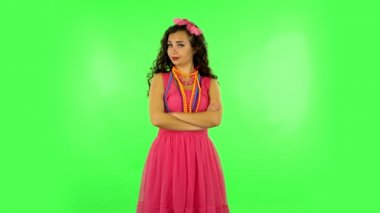 Kız dikkatlice dinliyor, parmağıyla tehdit ediyor ve başını baştan çıkarıcı bir şekilde sallıyor. Yeşil Ekran