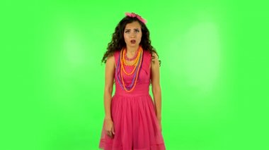 Kız üzgün, öfkeyle ellerini sallıyor, omuz silkiyor. Yeşil Ekran