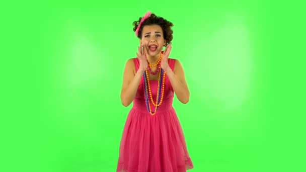 Flicka skriker ringer någon på en grön skärm på studio — Stockvideo