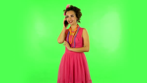 Retrato de chica sonriente hablando por teléfono móvil y regocijarse. Pantalla verde — Vídeos de Stock