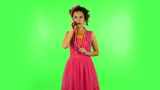 Meisje praat voor mobiele telefoon, zeer geschokt en verheugd. Groen scherm — Stockvideo