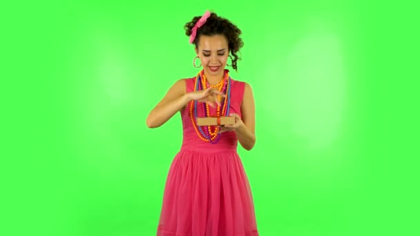 Girl opens the gift, very surprised and rejoices. Green screen — Stock Video