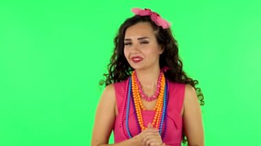 Kız heyecanla kameraya bakıyor, sonra rahatça iç çekiyor ve gülümsüyor, hoş bilgiler alıyor. Yeşil Ekran