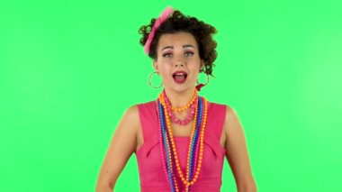 Stüdyoda yeşil ekranda birini çağıran bir kız çığlık atıyor.