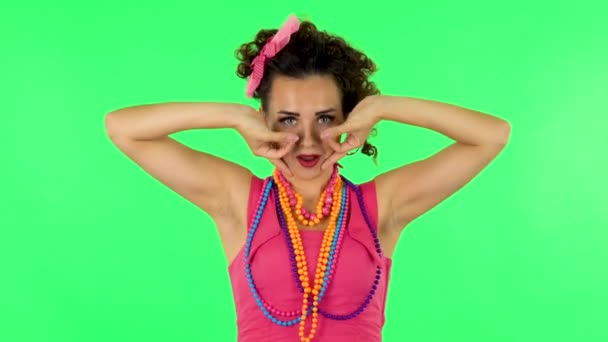 Chica de moda posa para la cámara hace caras divertidas en la pantalla verde en el estudio . — Vídeo de stock