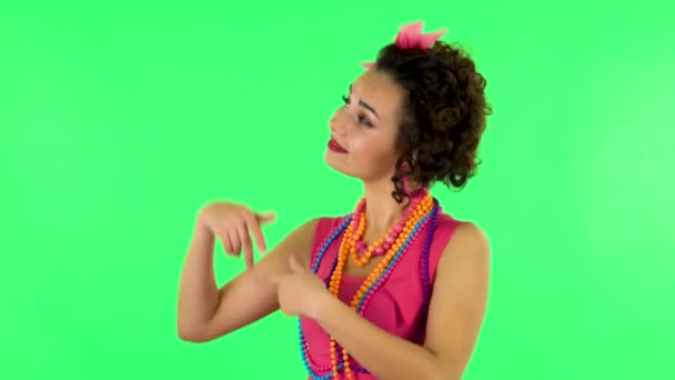 女は何かを指差して親指を立てている。緑の画面 — ストック動画