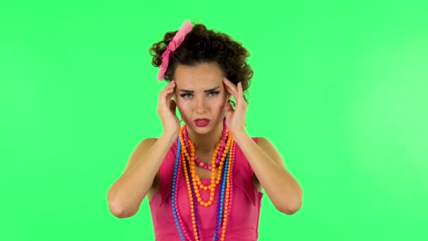 Kvinna som lider av huvudvärk av trötthet mot grön skärm på studio. — Stockvideo