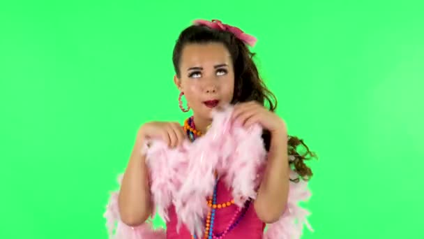 Chica bailando, sonriendo seductora y posando con plumas rosas. Pantalla verde — Vídeos de Stock
