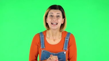 Kadın kameraya beklentiyle bakıyor, sonra da çok üzgün. Yeşil Ekran