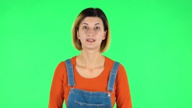 Endişe duyan bir kadın, sonra hayal kırıklığına uğruyor ve üzülüyor. Yeşil Ekran