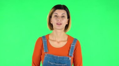 Endişe duyan bir kadın, sonra da suçlu gözlerini gizler. Yeşil Ekran