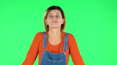 Üzgün kız, olumsuz bir şekilde omuz silker ve başını sallar. Yeşil Ekran