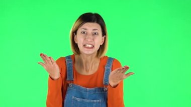 Kız dikkatlice dinliyor, öfkeyle ellerini sallıyor, omuz silkiyor. Yeşil Ekran