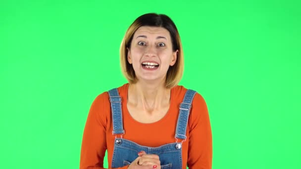 Woman looking at camera with anticipation, then very upset. Green screen — Stock Video