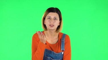 Kız kameraya bakarak bilgi dinliyor, şok olmuş ve çok üzgün. Yeşil Ekran