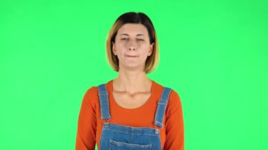 Genç bir kız bir şey düşünür ve sonra aklına bir fikir gelir. Yeşil Ekran