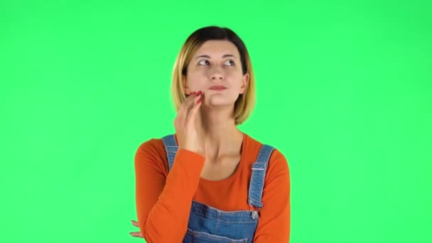 女は何かを考えてる。緑の画面 — ストック動画