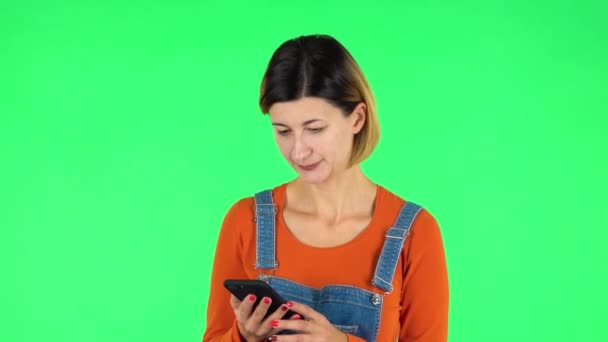 Chica enviando mensajes de texto furiosos en su teléfono. Pantalla verde — Vídeos de Stock