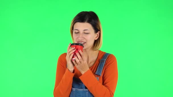 快乐的年轻女子在绿屏上喝咖啡 — 图库视频影像