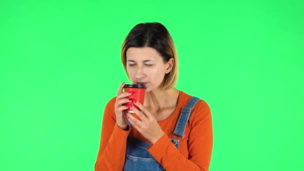 Chica bebe café desagradable y está disgustado en la pantalla verde — Vídeos de Stock