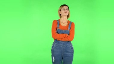 Sevimli kız çok kırgın ve başka tarafa bakıyor. Yeşil Ekran