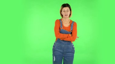 Kız sıkıcı bilgileri dikkatle dinler ve etrafa bakar. Yeşil Ekran