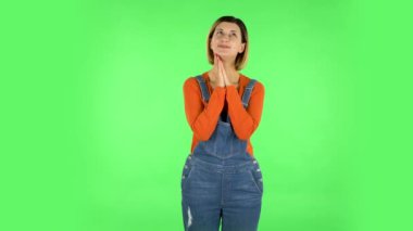 Güzel bir kız hayal kuruyor ve gülümsüyor. Yeşil Ekran