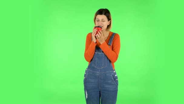 Joyeux jeune femme appréciant le café sur l'écran vert — Video