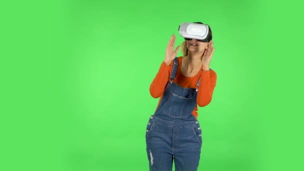 仮想現実のゴーグルを持つ女性。緑の画面 — ストック動画